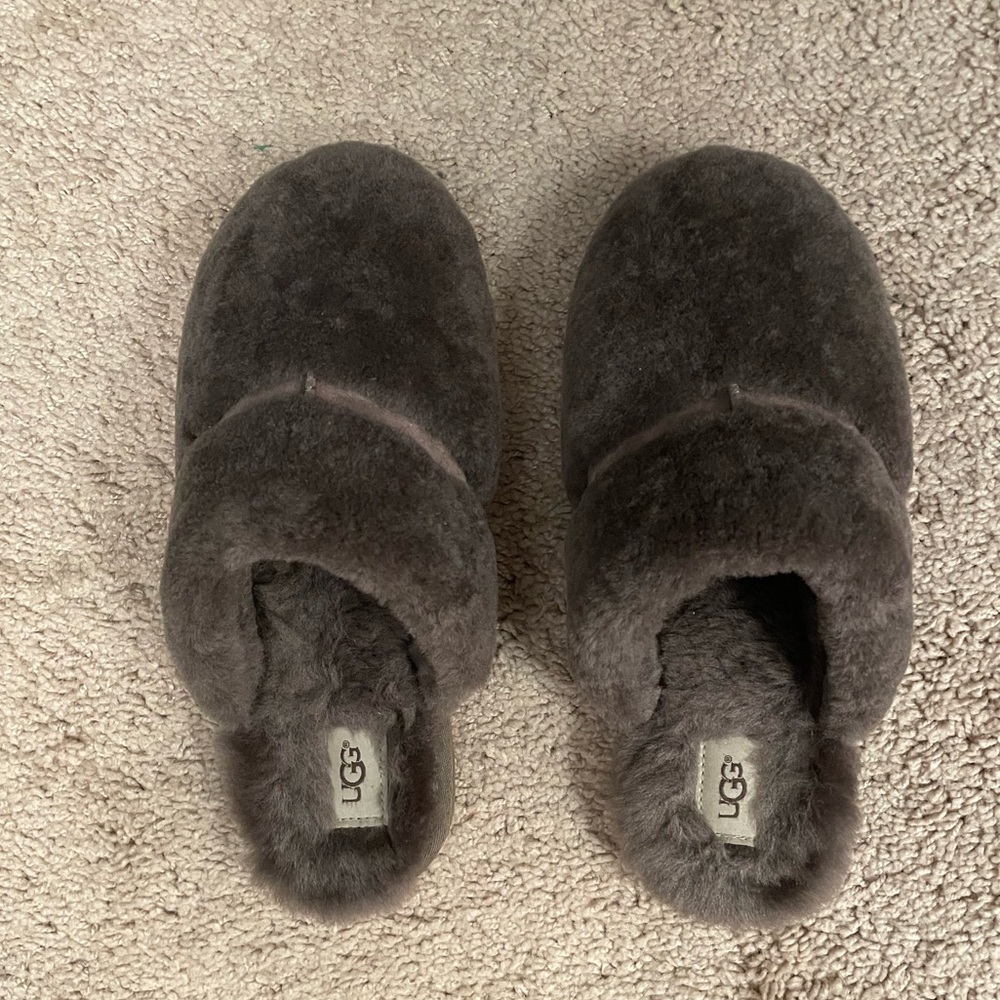 EUC, UGG Gray  Fur Slippers, W DALLA 1017549 
W / SLA